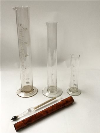 Lotto composto da tre misure per liquidi e due mostimetri, uno in custodia...