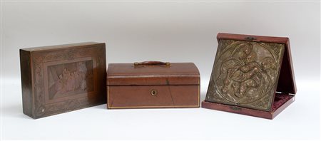 Lotto composto da un bauletto portagioie rivestito in cuoio, una scatola...