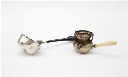 Lotto composto da un mestolo in argento con manico ebanizzato e un colino...