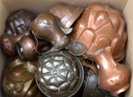 Lotto composto da numerosi oggetti in rame e metallo (difetti)