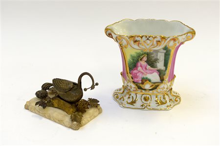 Lotto composto da un vaso del secolo XIX e una saliera in lamina a forma di...