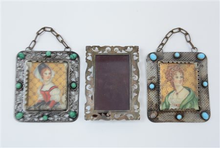Lotto composto da tre cornici portafoto, di cui due contenenti miniature (gr....