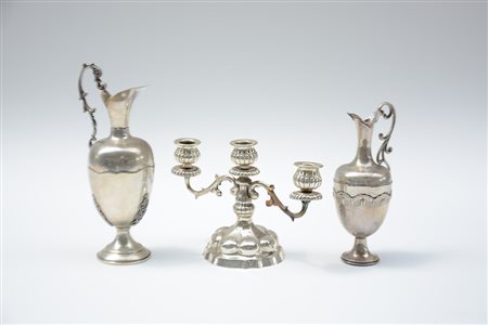 Lotto composto da un candeliere e due anfore in argento (gr. 630)