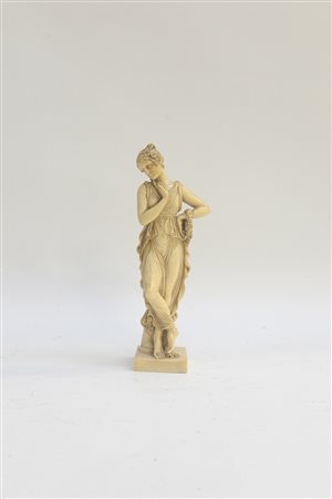 Statuina raffigurante figura femminile classica in resina sintetica firmata...