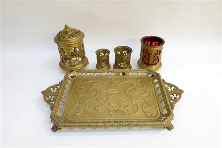 Lotto composto da un vassoio in bronzo e quattro contenitori con bordo...