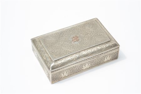 Scatola in argento decorata a motivi floreali e cifre dorate (gr. 320)