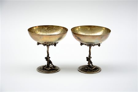 Coppia di coppe in argento von fusti decorati a scena con fauno e figura...