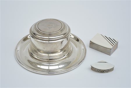 Lotto composto da una scatola porta caramelle con piattino in argento e due...