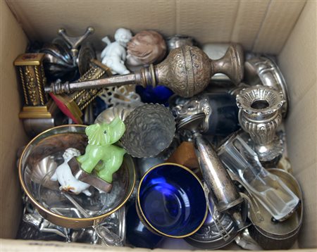 Cartone contenente numerose bomboniere in argento e materiali diversi (difetti)