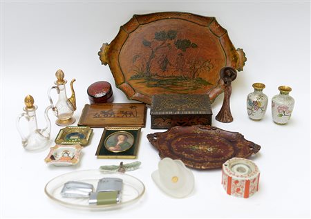 Cartone contenente oggetti di diversa epoca e decoro (difetti)