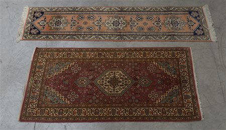 Lotto composto da due tappeti rumeni, sec. XX Disegno a medaglione (cm 252x60...