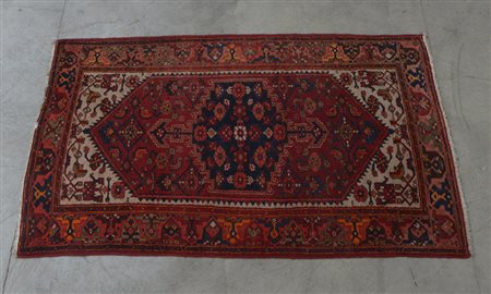 Tappeto Hamadan, Persia sec. XX Decoro con medaglione su fondo rosso (cm...