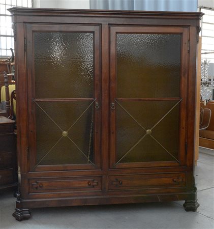 Armadio guardaroba in noce a due cassetti e due battenti con vetri color...