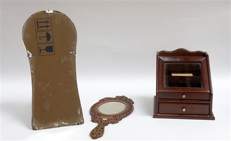 Lotto composto da un portagioie con carillon, uno specchio a mano in legno...