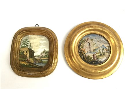 Lotto di due placche in ceramica policroma dipinte con scene di paesaggi, una...
