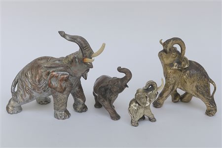 Lotto composto da quattro elefanti in metallo laminato in argento, uno...