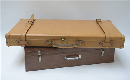 Lotto composto da una valigia in legno e una da fucile (difetti)