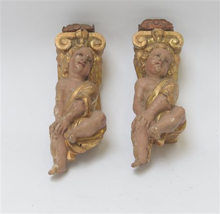 Coppia di fregi in legno laccato e dorato raffiguranti putti, secolo XIX (h...