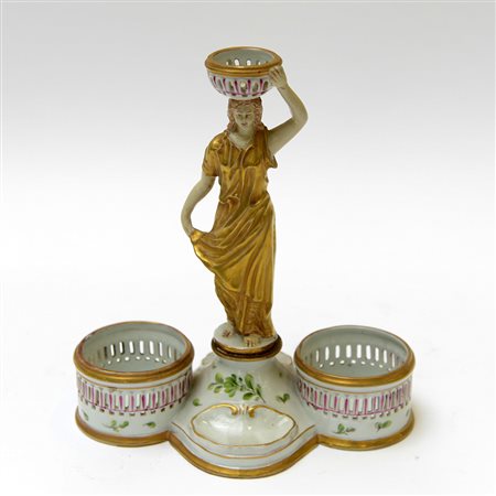 Manifattura del secolo XIX. Cruet in porcellana decorato al centro da vestale...