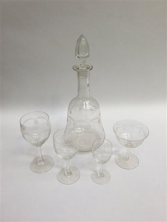 Parte di servizio di bicchieri in cristallo con coppa molata a decoro...