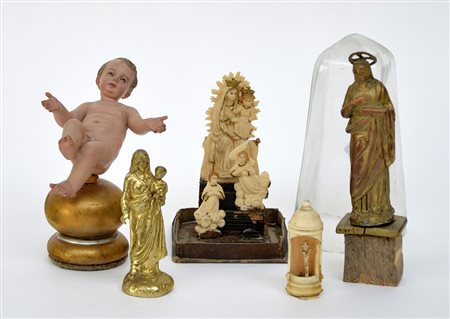 Lotto composto da cinque oggetti di materiali ed epoche diverse a soggetto...