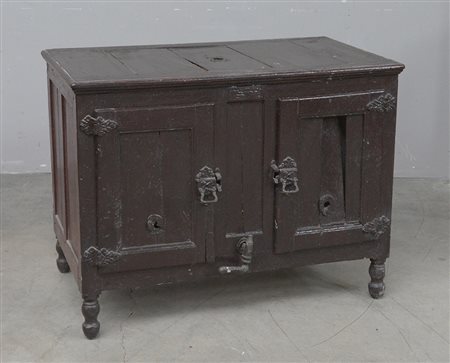 Ghiacciaia in legno verniciato a due sportelli frontali e uno sul piano,...