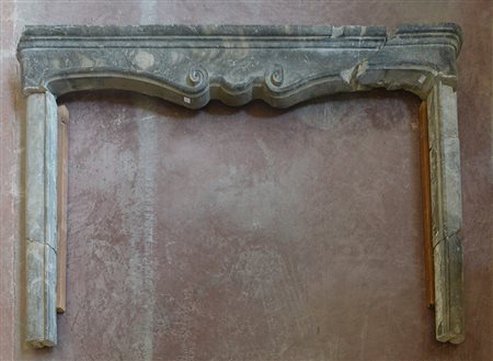 Antico camino in marmo grigio con architrave sagomata (cm 170x110) (difetti e...