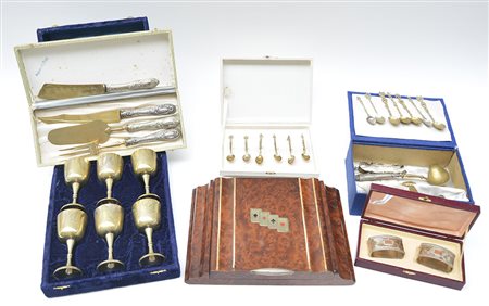 Lotto composto da cinque scatole contenenti oggetti in argento e metallo e...