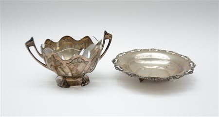 Lotto composto da due alzate in argento, una con vaschetta in vetro (gr. 520)...