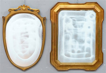 Lotto di due specchiere, una rettangolare e una ovale, con cornici in legno...