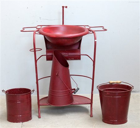 Lavabo con struttura in ferro battuto smaltato bordeaux formato da piano...