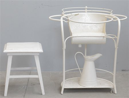 Lavabo con struttura in ferro battuto smaltato bianco formato da piano...