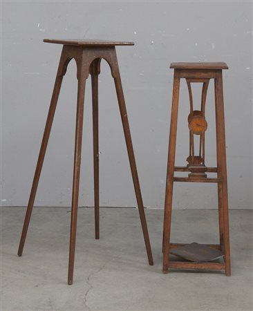 Lotto di due portavasi in legno dolce di differenti fatture (h max cm 102)...