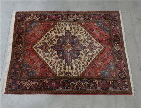 Tappeto Heritz, Persia sec. XX Disegno a medaglione su fondo bianco (cm...