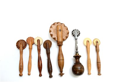 Lotto composto da otto rondelle da pasta in legno -EN Eight mixed pastry...