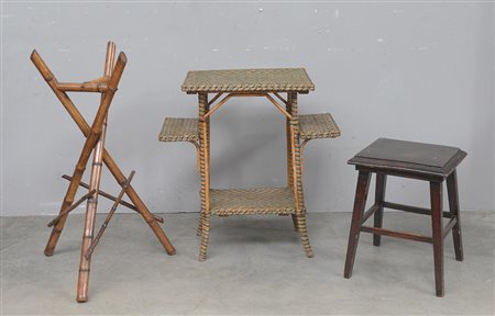 Lotto composto da uno sgabello, un trespolo porta vasi in bambù e un tavolino...