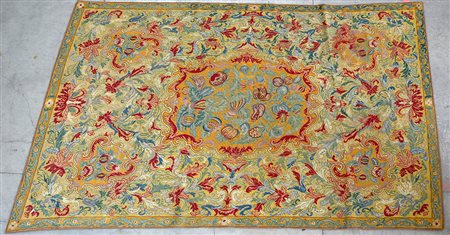 Tappeto piccolo punto, Inghilterra secolo XX Decoro con medaglione a fiori...