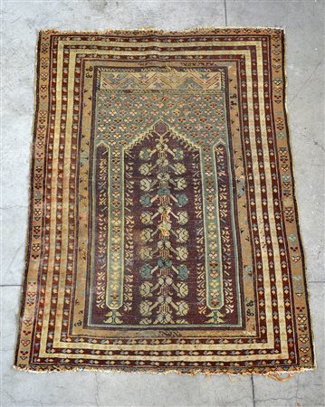 Tappeto preghiera Kirsheir, Anatolia secolo XIX Mirab a fondo bordeaux con...