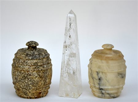 Lotto composto da due scatole in marmo e un obelisco in cristallo di Rocca...