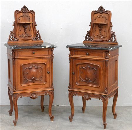 Coppia di comodini con decoro in legno intagliato a volute, un cassetto e uno...