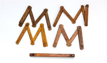 Lotto composto da cinque misure pieghevoli in legno -EN Five wooden folding...