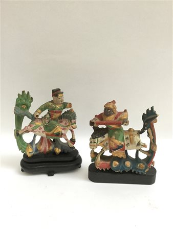 Manifattura cinese.Coppia di sculture in legno dipinto raffiguranti guerrieri...