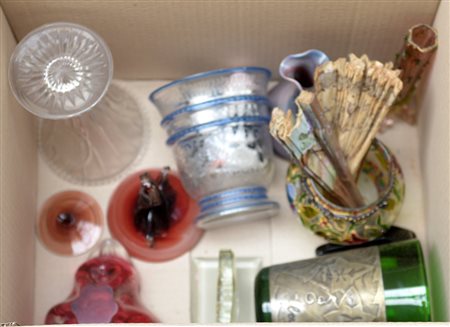 Cartone contenente numerosi oggetti in vetro e ceramica (difetti)