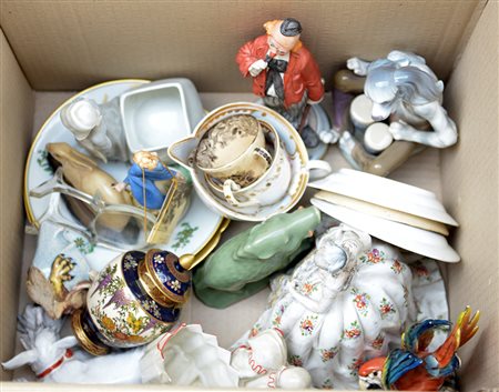 Lotto composto da numerosi oggetti in ceramica e porcellana di diversa epoca...