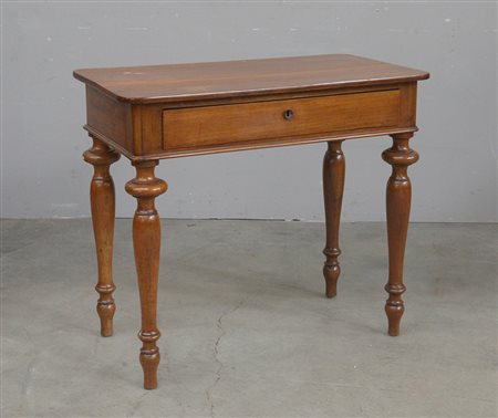 Piccolo scrittoio in noce con cassetto nella fascia e gambe tornite a...