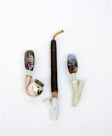 Lotto composto da tre pipe in porcellana policroma (difetti)