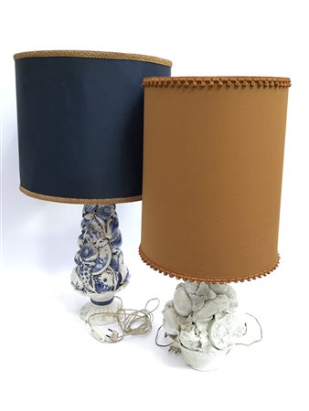 Lotto di due lampade da tavolo ad una luce con corpo in ceramica decorata da...