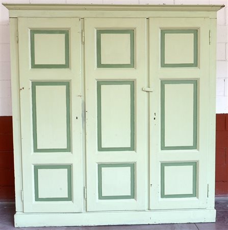 Armadio in legno smaltato verde a tre battenti riquadrati (cm 203x210x65)...