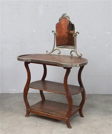 Toilette con struttura mossa in legno, fascia in metallo e alzata con...