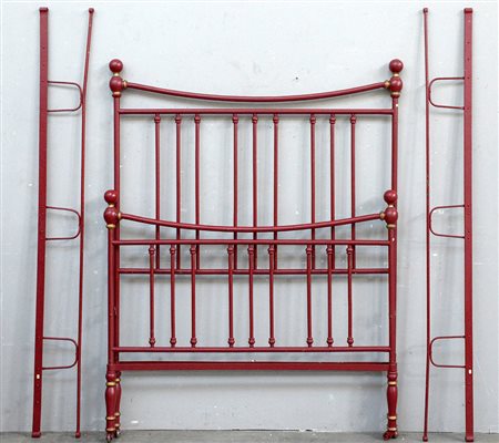 Letto ad una piazza e mezza in ferro battuto smaltato rosso, con testiera e...